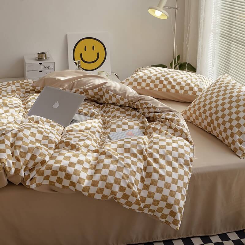 https://roomtery.com/cdn/shop/files/aesthetic-bedding-duvet-cover-set-mini-checkered-print-roomtery1.jpg?v=1694702492&width=1946