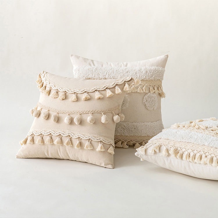 https://roomtery.com/cdn/shop/files/boho-aesthetic-fringe-and-tassels-tufted-cushion-cover-roomtery15.jpg?v=1682955812&width=1946