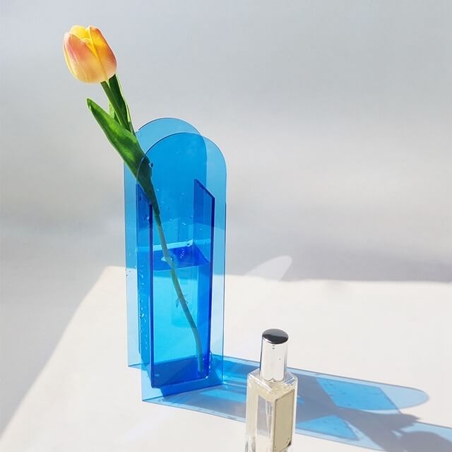 narrow arc shaped acrylic vase roomtery