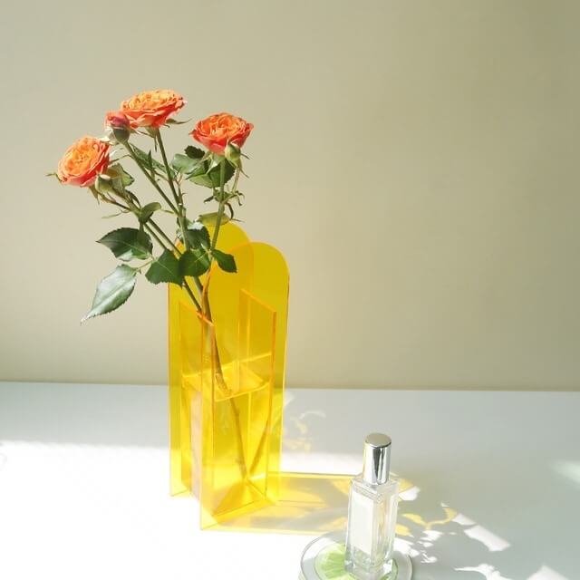 narrow arc shaped acrylic vase roomtery